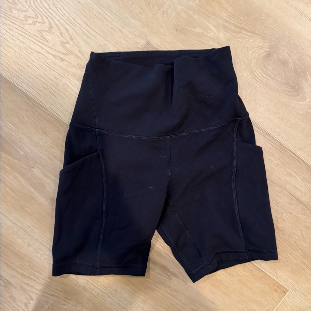 Lululemon Bike Shorts w Pockets size 2